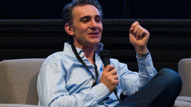 <b>Alain Tascan de la Netflix nu consideră PS6 relevant pentru noua generație; Copiii preferă jocurile pe mobil și televizor</b>Șeful diviziei de gaming de la Netflix, Alain Tascan, susține că generațiile tinere nu mai visează la o consolă PlayStation sau Xbox, ci vor doar acces ușor la jocuri, indiferent de ecranul pe care le joacă. Declarația a fost făcută în cadrul unui..