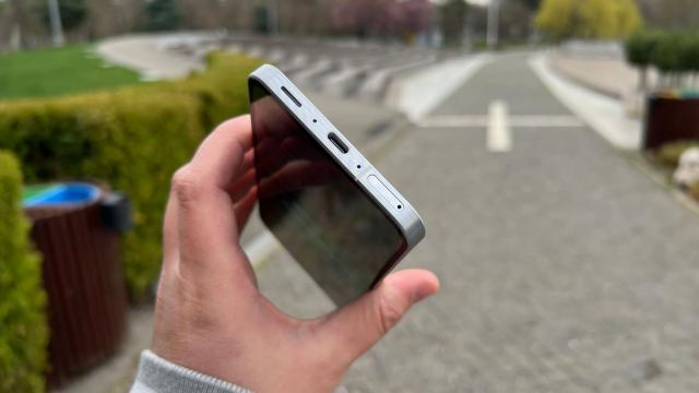 <b>Samsung Galaxy A56: WiFi 6, 5G plus Link to Windows și Android Auto pe partea de conectivitate</b>Samsung ne oferă pe Galaxy A56 o suită de conectivitate aproape de nivelul unui flagship și bifăm rând pe rând opțiuni precum 5G, dual-SIM, eSIM, NFC, Bluetooth 5.3 cu A2DP și LED, plus partea de localizare cu GPS, GALILEO, GLONASS