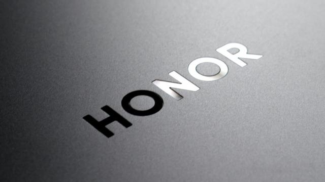 <b>Smartphone cu baterie de 8000 mAh? Ce model midrange pregăteşte HONOR zilele acestea</b>De parcă 6500 mAh nu era deja o capacitate destul de impresionantă pentru bateria unui smartphone, HONOR vrea să treacă la nivelul următor. Deja văzusem telefoane cu baterii de 7000 mAh, iar HONOR ne pregăteşte unul midrange cu baterie de 8000 mAh