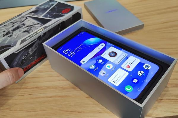 Nubia Red Magic 7S Pro Unboxing: telefon de gaming ca un mare drops, cu cameră selfie sub ecran, spate "transparent" (Video)