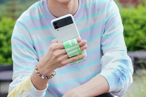 Accesoriile oficiale dedicate modelelor Galaxy Z Fold 4 și Z Flip 4 își fac apariția în randări; Aflăm și cât vor costa