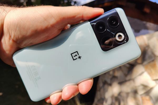 OnePlus 10T Unboxing şi primele impresii: flagship de toamnă mai accesibil, super încărcare la 150W (Video)