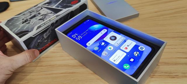 Nubia Red Magic 7S Pro Unboxing: telefon de gaming ca un mare drops, cu cameră selfie sub ecran, spate "transparent" (Video)