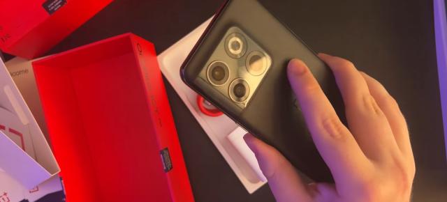 Cineva a comis-o! Unboxing-ul lui OnePlus 10T a apărut deja pe web cu o zi înainte de lansare