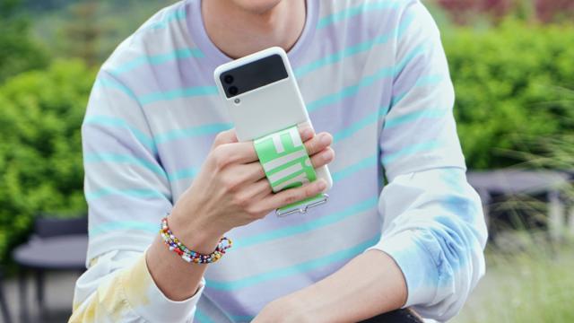 <b>Accesoriile oficiale dedicate modelelor Galaxy Z Fold 4 și Z Flip 4 își fac apariția în randări; Aflăm și cât vor costa</b>Samsung urmează să anunțe la nivel global smartphone-urile Galaxy Z Fold 4 și Z Flip 4 pe 10 august. Deja cunoaștem o mulțime de detalii cu privire la aceste terminale, dar iată că azi își fac apariția în randări cu iz oficial și husele oficiale dedicate