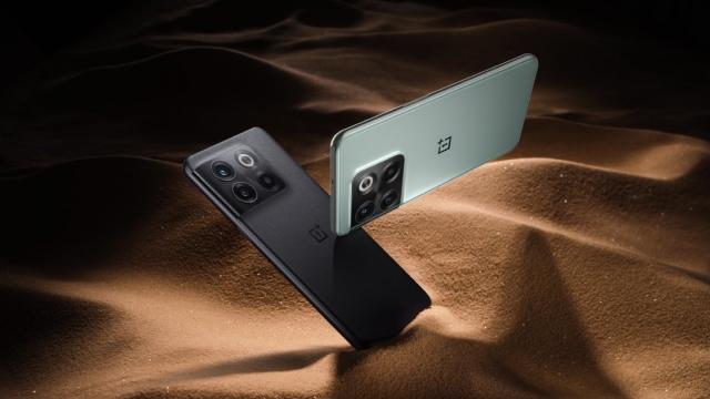 <b>OnePlus 10T e acum oficial! Flagship-ul accesibil e aici, cu CPU Snapdragon 8+ Gen 1 și alimentare ultra-rapidă la 150W pe fir</b>Iată că a sosit si data de 3 august, iar OnePlus tocmai ce a anunțat un așa-zis „flagship de toamnă”. Vorbim despre OnePlus 10T azi, un smartphone ce a avut parte de o mulțime de scapări înainte de lansare.După cum prevesteau zvonurile, avem de-a face