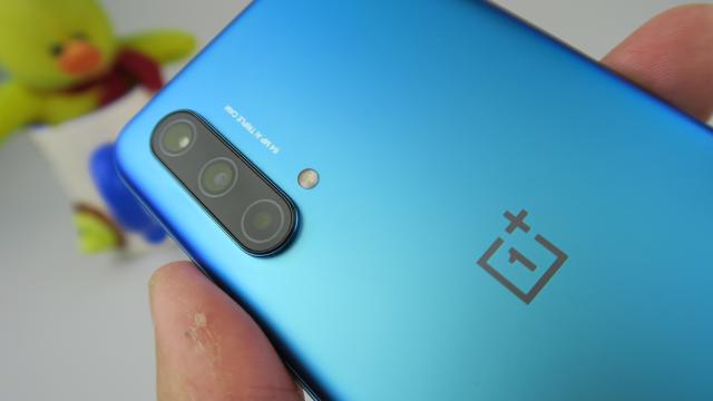 <b>OnePlus Nord CE primește acum actualizarea stabilă la Android 12; Sosește și interfața OxygenOS 12</b>OnePlus Nord CE este unul dintre cele mai accesibile smartphone-uri din portofoliul OnePlus momentan. Ne-am fi așteptat ca în pragul lansării lui Android 13, majoritatea modelelor din portofoliu să aibă deja Android 12. Totuși, OnePlus încă livrează