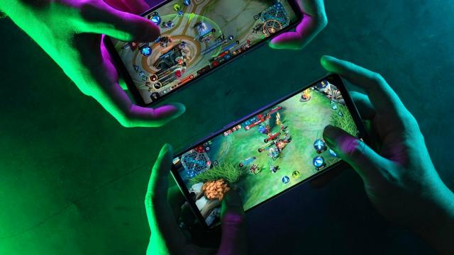 <b>Google Game Dashboard ar putea ajunge pe smartphone-urile Samsung, aducând noi functii pentru gameri și streameri</b>Odată cu Android 12, Google a prezentat și funcționalitățile „Game Dashboard”. Este o opțiune disponibilă momentan doar pentru smartphone-urile Pixel ce permite gamerilor să facă livestream gameplay-ului lor, să vadă FPS-urile din titlurile rulate și