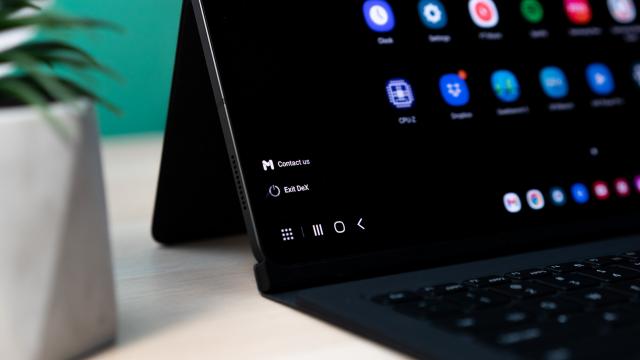 <b>Samsung Galaxy Tab S8 Ultra 5G: Conectivitate "cu de toate", pentru munca oriunde pe glob</b>La conectivitate avem tot ce trebuie, de la Wi-Fi 6E la 4G şi chiar 5G, plus Bluetooth 5.2, GPS şi port USB-C 3-2. Nu avem NFC totuşi. Fiind un model 5G, îţi oferă şi posibilitatea de apelare telefonică, dar şi de trimitere de SMS-uri de pe "mamut". 