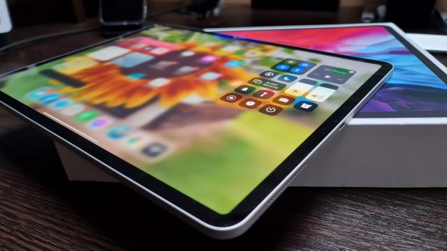 <b>iPad Pro 2022 ar putea sosi cu un conector ciudat; Iată rolul său</b>Am aflat recent că iPad 10, versiunea 2022 de iPad de buget ar putea aduce o schimbare de diagonală, iar acum descoperim că iPad Pro 2022 ar putea aduce un conector ciudat, cu 4 pini

