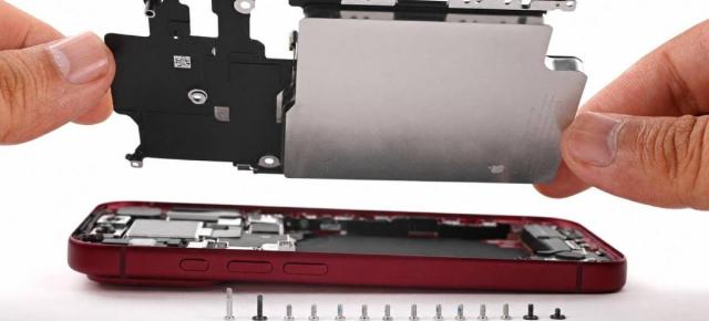 Cât costă să schimbi bateria unui iPhone 18 Pro? Apple majorează tarifele, iar diferența față de prețul componentei este uriașă