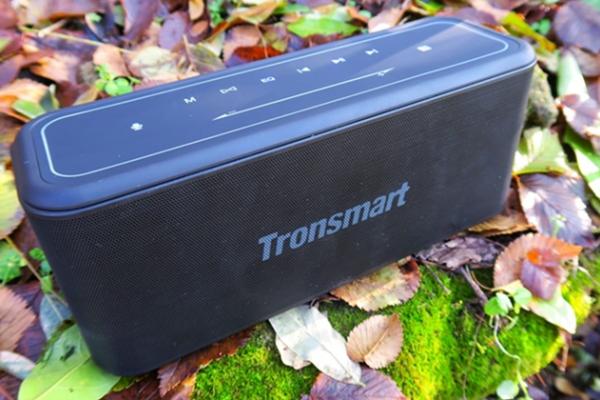 Prezentare Tronsmart Mega Pro - Boxă Bluetooth compactă, cu bass puternic și care nu distorsionează la volum maxim