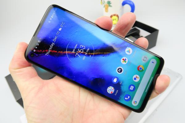 Motorola Moto G Pro Unboxing; telefoanele cu stylus nu trebuie neapărat să coste cât un salariu (Video)