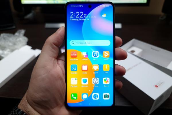 Huawei P Smart 2021: Design atractiv pe verde, un corp comod