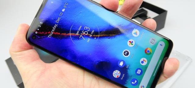 Motorola Moto G Pro Unboxing; telefoanele cu stylus nu trebuie neapărat să coste cât un salariu (Video)