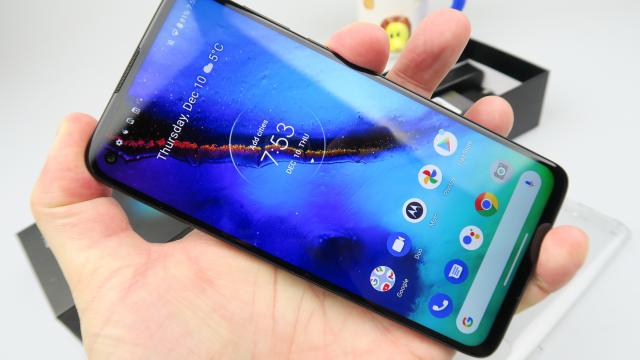 <b>Motorola Moto G Pro Unboxing; telefoanele cu stylus nu trebuie neapărat să coste cât un salariu (Video)</b>În general când te gândeşti la un telefon cu stylus, ai în minte un Samsung Galaxy Note, rareori un LG Stylo, care în România nu se prea găseşte. Motorola a încercat să propună un produs similar