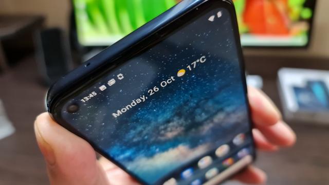 <b>Nokia 8.3 5G: Conectivitate 4G, 5G doar în spectrul sub-6 GHz</b>Nokia 8.3 5G are conectivitate dual SIM şi aduce şi suport 4G şi 5G. La debutul sau HMD a precizat că acesta ar fi "primul smartphone compatibil cu toate benzile 5G". Totuşi din ce ştiu nu are suport mmWave, ci doar sub 6 GHz.