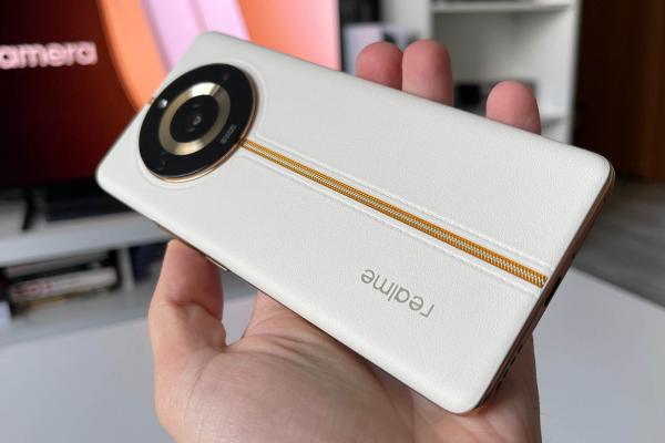 realme 11 Pro+: Design premium cu spate din piele ecologică bej și vibe de vacanță, răsărit pe plajă