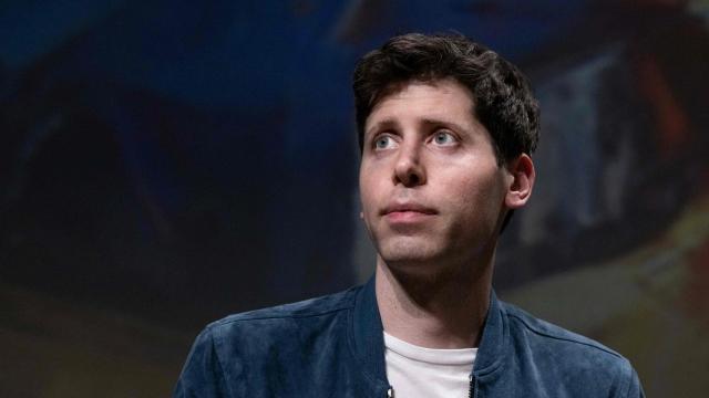 <b>A fost crearea lui ChatGPT o greșeală? CEO-ul OpenAI spune că nu mai poate dormi de teamă că a „făcut ceva foarte rău”</b>Despre Sam Altman am mai discutat în alte articole. El este CEO-ul OpenAI și creatorul lui ChatGPT, chatbot-ul AI care a luat cu asalt internetul în ultimele luni. Ei bine, azi aflăm prin intermediul Digi24 că acesta are îndoieli în ceea ce privește