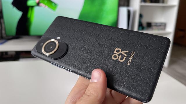 <b>HUAWEI nova 11 Pro: Design fashion cu imprimeu în stil Gucci și culori trendy, spate din piele ecologică </b>HUAWEI nova 11 Pro este cel mai nou smartphone lansat pe piața locală, un adevărat fashion phone dacă ne uităm asupra pattern-ului său din spate ce ne duce cu gândul la Gucci sau Louis Vuitton. La noi a ajuns varianta pe negru cu spate din piele 