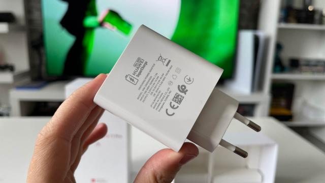 <b>HUAWEI nova 11 Pro: Aceeași baterie cu încărcare fulger la 100W și acum cu upgrade la playback video</b>HUAWEI nova 11 Pro nu aduce pe atât de multe upgrade-uri față de predecesor precum se așteapta majoritatea, astfel că nici la bateri enu avem noutăți. Lucrăm aici cu o unitate de 5000 mAh care se încarcă pe fir la un uluitor 100W, oferind 