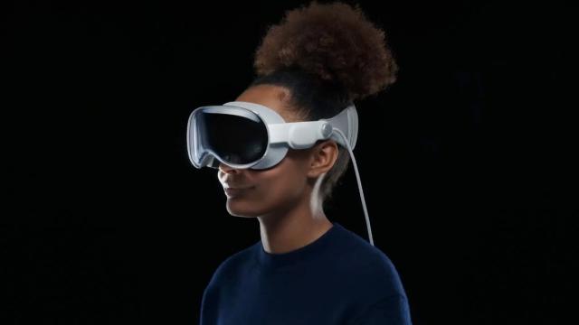 <b>iPhone 15 şi iPhone 16 vor avea integrare completă cu headset-ul Vision Pro prin UWB nou, Wi-Fi 7</b>Apple a prezentat casca de realitate virtuală şi AR Vision Pro pe 5 iunie la WWDC 2023 şi în mod surprinzător nu a vorbit despre integrarea acestui produs cu alte dispozitive Apple. Azi aflăm că iPhone 15 şi 16 vor aduce o integrare 