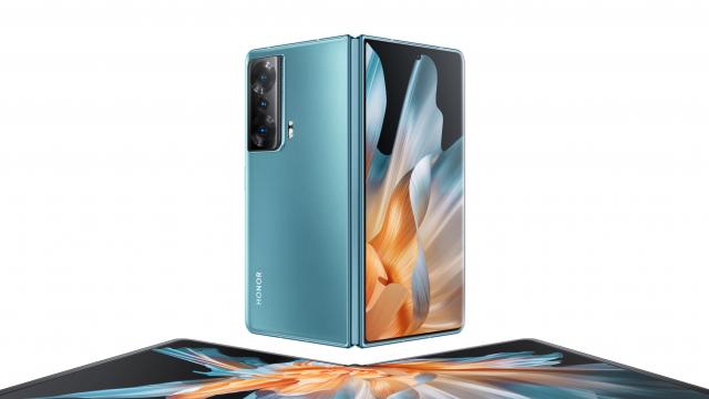 <b>Honor lansează telefonul pliabil Magic V2 pe 12 iulie, Honor X50 înainte</b>Honor pregăteşte o sumedenie de lansări pentru luna iulie 2023, poate chiar mai multe decât vă aşteptaţi. Ştim că au un eveniment programat pentru data de 6 iulie 2023 la Paris, unde vor lansa Honor 90 şi Honor 90 Pro pe piaţa din Europa