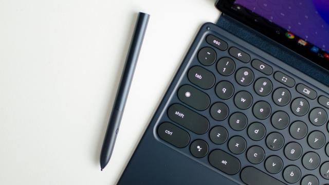 <b>Google lucrează la o husă cu tastatură și un stylus pentru noua tabletă Pixel</b>Google a lansat Pixel Tablet în cadrul Google I/O 2023, o nouă tabletă cu Android destul de interesantă, care are și rol de hub inteligent, sosind cu un dock cu difuzoare integrate la pachet. A fost lansată și o husă cu stand pentru acest dispozitiv