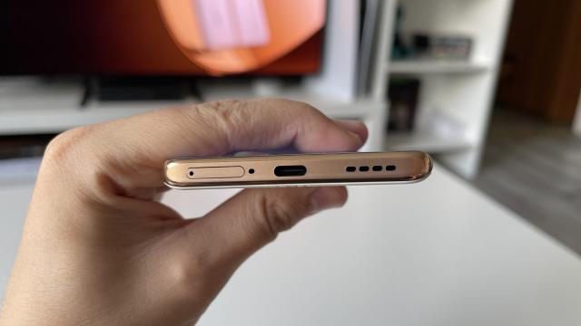 <b>realme 11 Pro+: Acustică stereo echilibrată cu difuzoare stereo și sunet clar redat</b>realme 11 Pro+ vine echipat cu un setup de difuzoare stereo hibrid, ce implică un difuzor la bază + earpiece-ul ce preia rol de difuzor secundar. Am mai văzut astfel de soluții implementate pe sute de telefoane, iar per total cuvântul de ordine