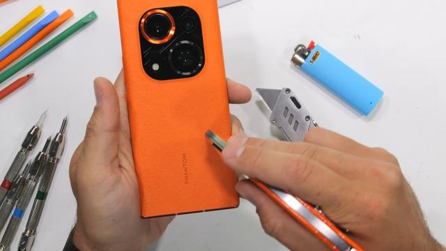 <b>Tecno Phantom X2 Pro a fost supus la teste de îndoire şi zgâriere; Iată verdictul lui JerryRigEverything (Video)</b>Compania Tecno a lansat la sfârșitul anului trecut un cameraphone destul de interesant, care implică o cameră portrait retractabilă. Este vorba despre modelul Tecno Phantom X2 Pro, terminal care a ajuns de ceva timp la nivel global. O astfel de unitate