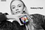 024_galaxy_z_flip5_lifestyle_visual_female_2_2p_rgb_230609_HI.jpg