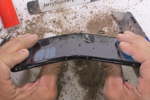 Test de durabilitate surprinzător pentru pliabilul Motorola RAZR 40 Ultra (Video)