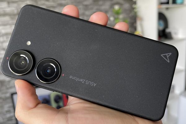 ASUS Zenfone 10: Design care vine mănuşă pe mâinile mici şi nu numai