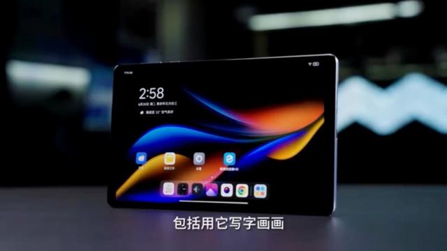 <b>Lenovo Legion Y700 (2023) primeşte un hands on: tabletă de gaming cu 2 porturi USB-C</b>Sunt surprins de cât de multă agitaţie este în jurul tabletei de gaming Lenovo Legion Y700 (2023), având în vedere că Lenovo s-a retras de pe piaţa telefoanelor de gaming. Acum mai produce doar tablete de genul şi ele par să fie destul 