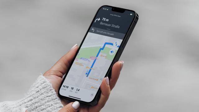<b>Tot mai mulți utilizatori de iPhone renunță la Google Maps în favoarea Apple Maps</b>Nu știu exact cine își mai aduce aminte de lansarea Apple Maps. Compania se afla în dispute cu Google pe atunci și din căte îmi amintesc erau zvonuri conform cărora serviciile GMS vor dispărea de pe iPhone complet, compania din Cupertino alegând