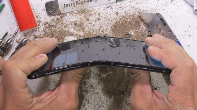 <b>Test de durabilitate surprinzător pentru pliabilul Motorola RAZR 40 Ultra (Video)</b>Luna trecută au debutat două noi smartphone-uri pliabile Motorola. Vorbim despre RAZR 40 și RAZR 40 Ultra, cel din urmă  cunoscut drept RAZR+ în SUA. Ei bine, iată că flagship-ul cu clapetă al companiei a ajuns pe masa de teste a lui JerryRigEverything
