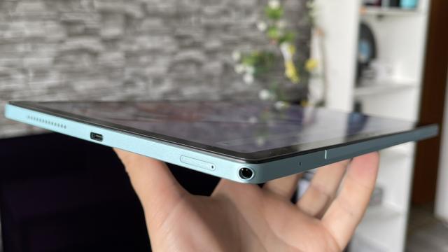 <b>Blackview Tab 11 WiFi: Conectivitate cu Wi-Fi dual-band, viteze pregătite pentru productivitate și entertainment</b>În general testăm tablete ce au parte de conectivitate 4G, poate chiar 5G, dar de această dată Blackview Tab 11 a sosit în variantă Wi-Fi. Asta înseamnă că o vei folosi mai mult acasă, la rude sau vei fi nevoit să faci hotspot constant cu smartphone-ul
