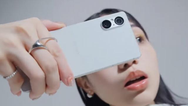 <b>Leak de proporții pentru Sony Xperia 5 V (Mark V); Flagship-ul compact apare într-un promo înainte de lansare (Video)</b>Sony e una dintre puținele companii care încă lansează flagship-uri compacte cu specificații de top. În 2023 ne pregătim de una Xperia V, succesor direct pentru Xperia IV lansat în luna septembrie a anului 2022. Ei bine, acest nou model de top și-a făcut
