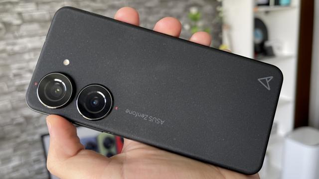 <b>ASUS Zenfone 10: Design care vine mănuşă pe mâinile mici şi nu numai</b>ASUS ZenFone 10 păstrează grosul designului de la ASUS ZenFone 9, formatul e acelaşi. Şi mă refer la unul compact, dar şi oarecum... "butucănos". Parcă spatele e mai puţin "rugos", atrage mai puţină murdărie şi scame. Formatul e gândit pentru utilizarea