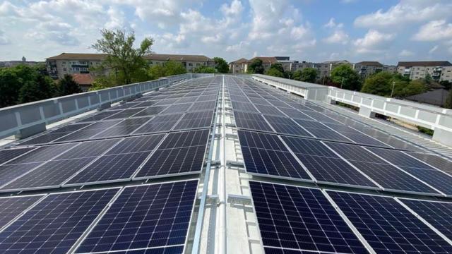 <b>Orange România foloseşte resurse alternative de energie pentru echipamentele şi centrele de interconectare (#NetZeroCarbon)</b>Orange România se aliniază tendinţelor actuale de reducere a amprentei de carbon prin utilizarea de resurse alternative de energie pentru echipamentele şi centrele sale de interconectare. Astfel aflăm că în cadrul iniţiativei #NetZeroCarbon sunt folosite