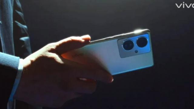 <b>Vivo V29 Pro va sosi în Turcia în curând, probabil şi în Europa; Seria V29 are 3 modele</b>Încă e vară, deci nu se putea timing mai bun pentru a lansa un telefon axat pe selfie. Avem aşa ceva în tabăra Huawei şi Honor, dar Vivo nu se lăsa şi aduce un nou model V pe piaţă. E vorba despre seria Vivo V29, care include V29, V29 Pro şi V29 Lite