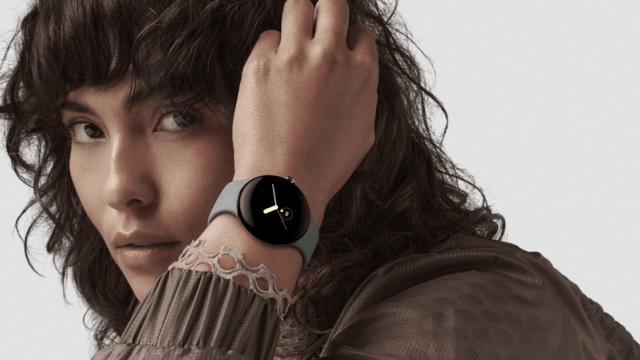 <b>Google Pixel Watch 2 va face o schimbare importantă de design, trece la un metal mai ieftin</b>Google Pixel Watch e pe cale să împlinească un an de existenţă şi se discută destul de mult deja despre un succesor. Azi aflăm că Google Pixel Watch 2 ar fi gata să facă o schimbare importantă de design, mai degrabă de material folosit pentru producţia