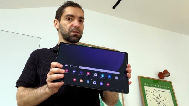 <b>Am pus mâna pe Galaxy Tab S9 Ultra, tableta "laptop killer" de la Samsung (Video)</b>Pe 26 iulie nu au debutat doar două noi telefoane pliabile Samsung, ci şi noi tablete. E vorba despre o serie de tablete, care a cam întârziat. Tab S8-urile au venit la început de an 2022, iar acum suntem în iulie 2023 cu Galaxy Tab S9. Dintre
