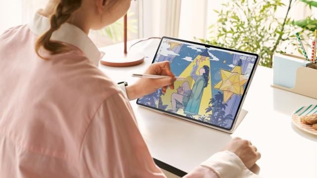 <b>Preț și disponibilitate Samsung Galaxy Tab S9 Ultra în România (Ofertă precomandă)</b>Dacă te afli printre cei care așteptau lansarea unei tablete flagship cu Android rival pentru iPad Pro 12.9, iată că a sosit. Vorbim astăzi despre Samsung Galaxy Tab S9 Ultra, tabletă care tocmai a ajuns pe plan local. După cum indică și numele