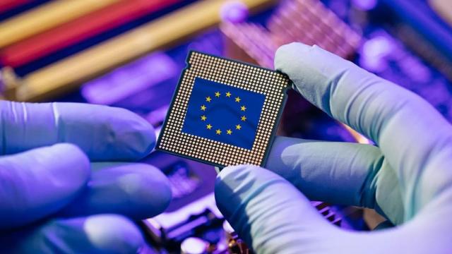 <b>UE vrea să producă mai multe cipuri! Aprobă "Legea Cipurilor "(Chips Act), vrea dublarea cotei de piaţă până în 2030</b>UE vrea de ceva vreme să nu mai depindă de SUA sau China când vine vorba de cipuri, componente, semiconductori, de aceea ia măsuri în această privinţă. A tot lucrat la aşa numitul EU Chips Act, adică o lege dedicată industriei cipurilor, care va crea cond