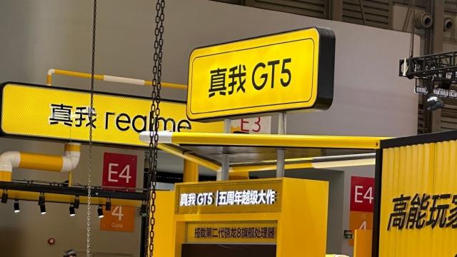 <b>Seria realme GT5 sosește curând! Compania confirmă denumirea noilor modele flagship, iar câteva dotări sunt cunoscute</b>În luna februarie a acestui an debuta oficial seria realme GT3. În mod bizar, nu a ajuns în România, deși a fost prezentată în cadrul MWC 2023. Acum ne pregătim de debutul seriei realme GT5, nume confirmat oficial de către companie în cadrul expoziției