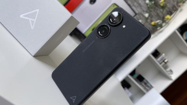 <b>ASUS Zenfone 10: Hardware cu upgrade "a la iPhone"</b>ASUS Zenfone 10 face nişte upgrade-uri "a la iPhone" faţă de ASUS ZenFone 9, perfecţionând pachetul hardware în urma feedback-ului publicului. Pentru început corpul e mai puţin rugos, iar ecranul creşte puuuutin de tot în diagonală, de la 5.9 inch
