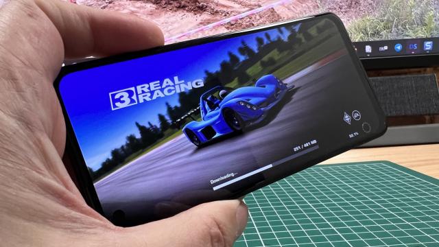 <b>ASUS Zenfone 10: Benchmark-uri de top 5, dar.... există un DAR!</b>ASUS Zenfone 10 ne-a sosit în cea mai bine dotată versiune, cu procesor Qualcomm Snapdragon 8 Gen 2, de 4 nm s cu GPU Adreno 740, cu 16 GB RAM LPDDR5 şi 512 GB stocare UFS 4.0. E de departe cel mai bine dotat telefon mic al momentului