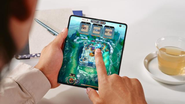 <b>Probleme pentru Galaxy Z Fold 5 şi Z Flip 5: ecranele nu rezistă prea bine la vreme rea</b>Samsung a prezentat pe 26 iulie 2023 cele mai noi telefoane pliabile ale sale, Galaxy Z Fold 5 şi Galaxy Z Flip 5. Ele mizează pe corpuri care se închid etanş, certificare IP, noul procesor Snapdragon 8 Gen 2. Azi aflăm că terminalele sunt mai