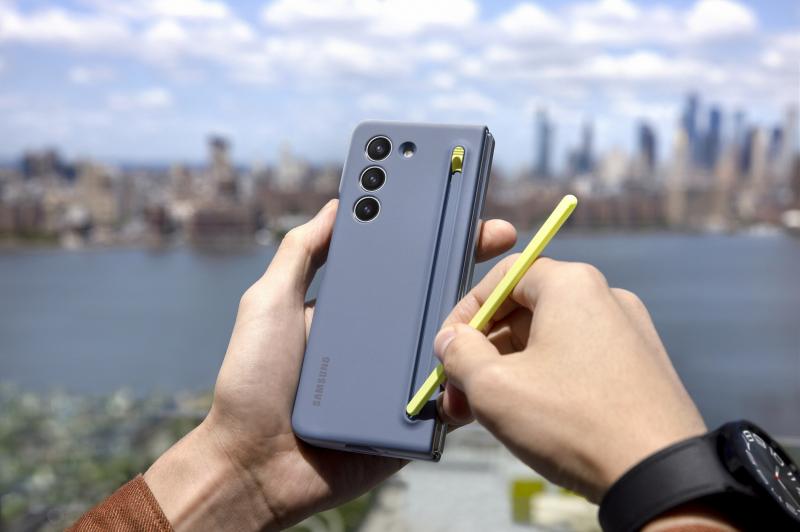 Samsung Galaxy Z Fold 5 - Fotografii oficiale: 105_FOLD5_S_PEN_1_HI.jpg